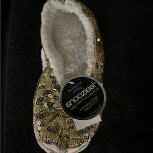 Snoozies size small sequin slippers